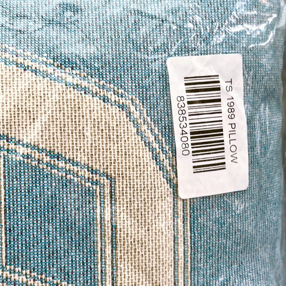 Sealed Taylor Swift 1989 Throw Pillow 1989 Taylor's Version w/ Free Confetti! - Picture 2 of 4